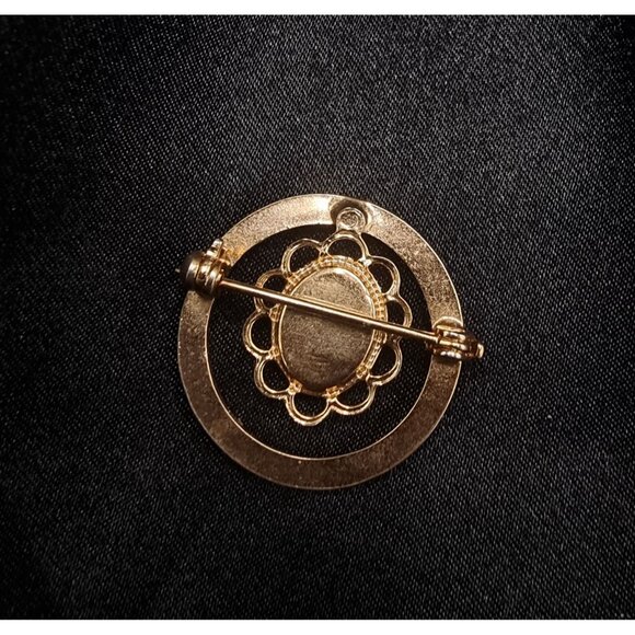 Vintage Gold-Tone Resin Cameo Brooch With Floral Detailing & Scalloped - Picture 5 of 5